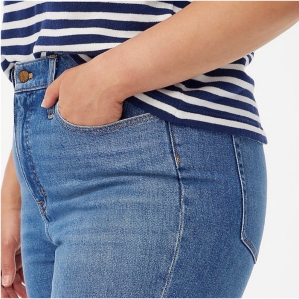 J. Crew Essential Straight Denim Jean 28
#BJ823 Meadow Blue Medium Wash
Jeans - Picture 2 of 5